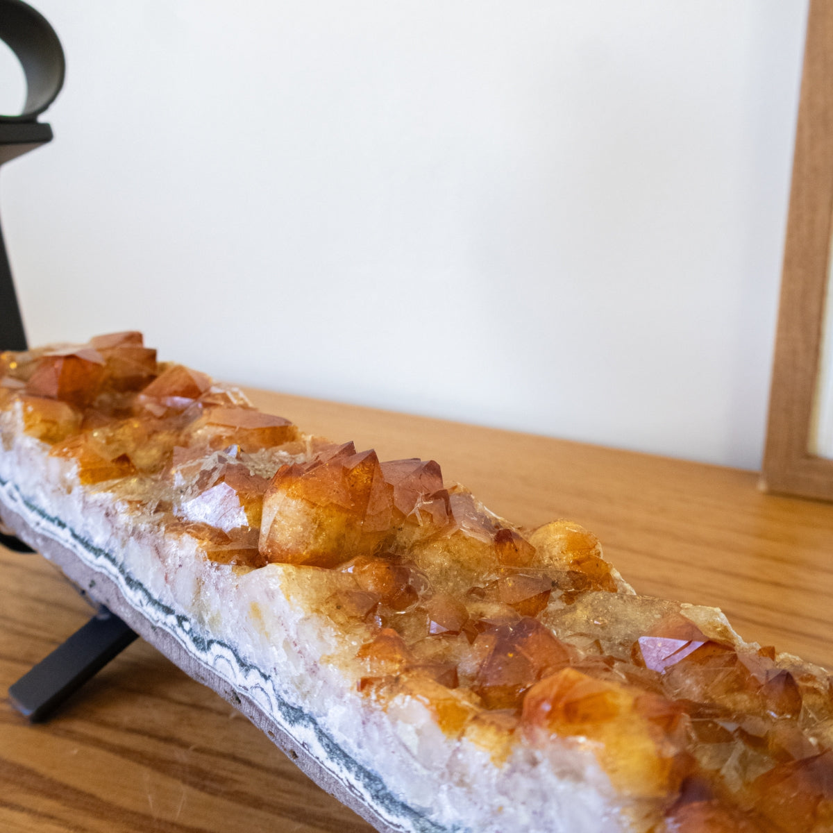 Wine holder in Citrine Druzy on black metal base 2.955 kg